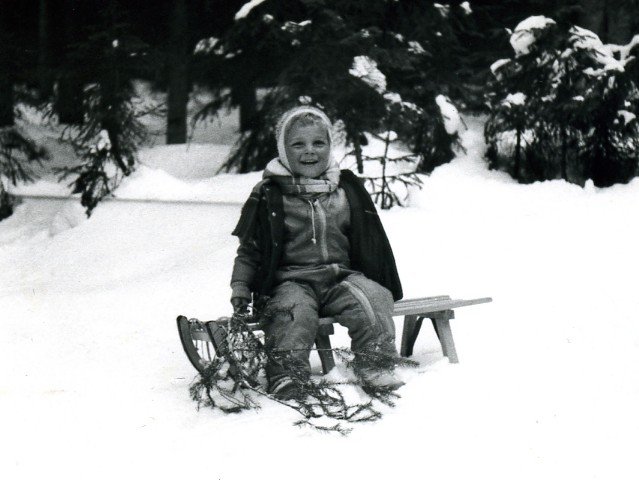 IMg0121.jpg - Co się robi w zimie? Jeździ na sankach...